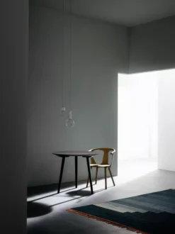 &tradition In Between Stoel Zwart Gebeitst Eiken, Zitkussen Fiord 191 -Meubelwinkel x886x886 andtradition hoof salontafel sfeer 1.jpg.pagespeed.ic .VBbbGA 7gR