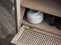 Bolia Cana Vitrinekast Small Wit Gepigmenteerd Geolied Eiken -Meubelwinkel x886x886 bolia cana vitrinekast small4.jpg.pagespeed.ic .DZuvTqo yA