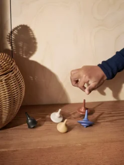 Ferm Living Spin Tops Tol Speelgoed Set Van 5 Multi 7 Ferm Living Spin Tops Tol Speelgoed Set Van 5 Multi -Meubelwinkel x886x886 ferm living spin tops tol speelgoed set van 5 multi1.jpg.pagespeed.ic .gZlJzQgxHo