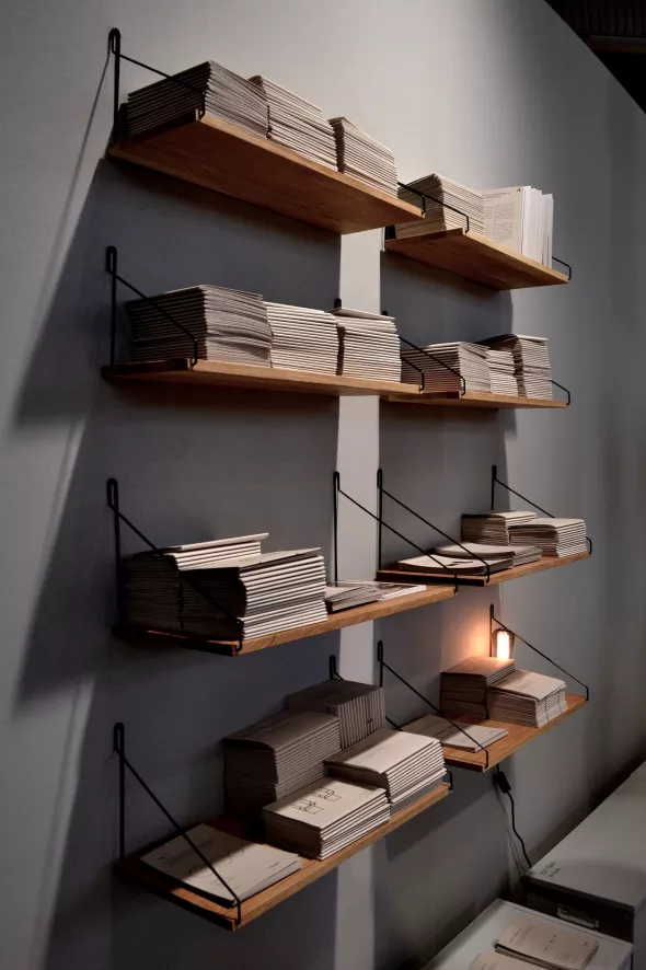 Frama Shelf Wandplank 40x20 Donker/messing 6 Frama Shelf Wandplank 40x20 Donker/messing - Afbeelding 4