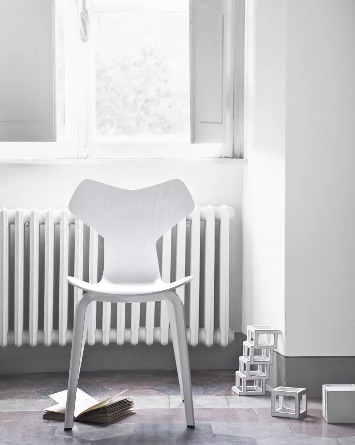 Fritz Hansen Grand Prix Chair Wood Stoel Gekleurd Essen Grijs 4 Fritz Hansen Grand Prix Chair Wood Stoel Gekleurd Essen Grijs - Afbeelding 2