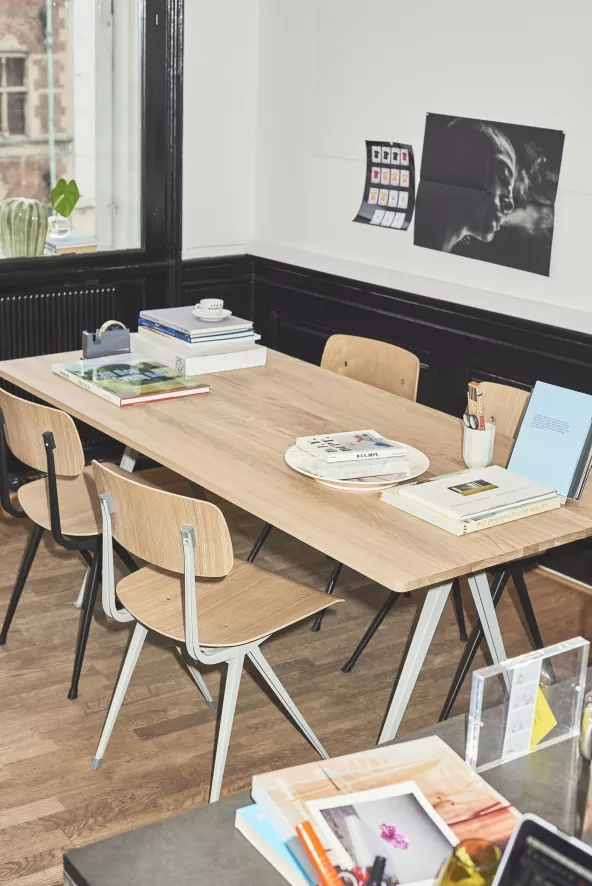 Hay Pyramid 02 Tafel 250x85 Helder Gelakt, Beige Onderstel 8 Hay Pyramid 02 Tafel 250x85 Helder Gelakt, Beige Onderstel - Afbeelding 6