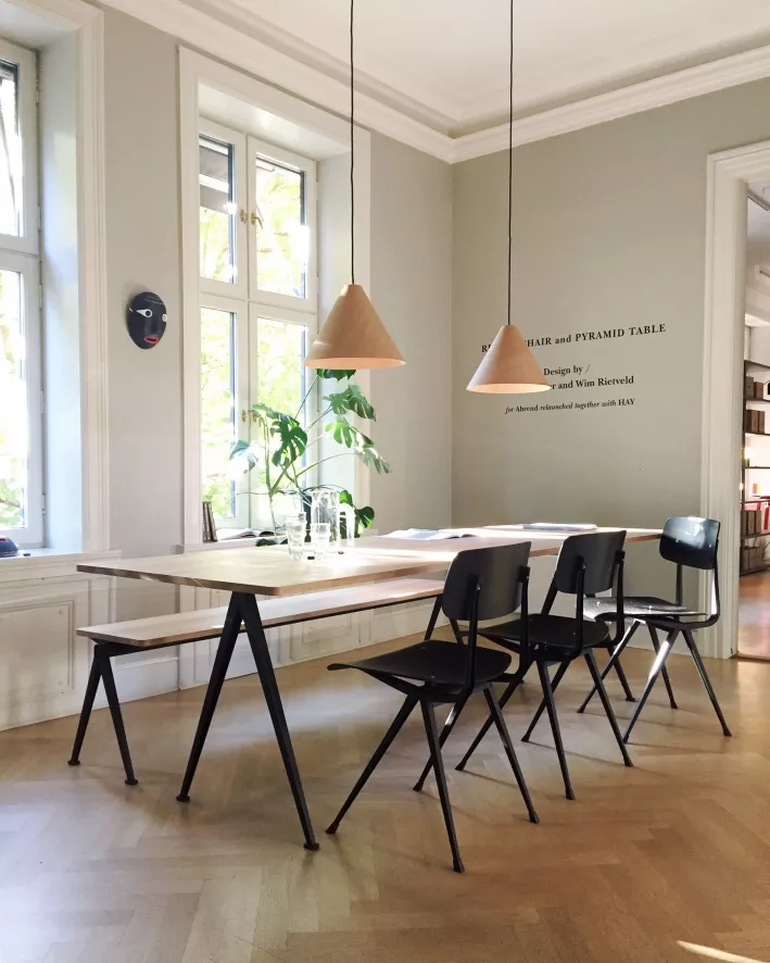 Hay Pyramid 02 Tafel 250x85 Helder Gelakt, Beige Onderstel 14 Hay Pyramid 02 Tafel 250x85 Helder Gelakt, Beige Onderstel - Afbeelding 12