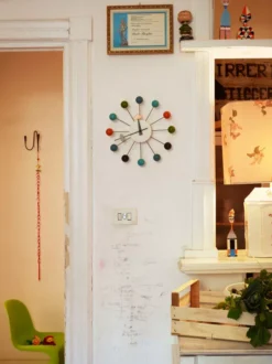 Vitra Ball Clock Klok Ø33 Naturel -Meubelwinkel x886x886 vitra ball clock klok sfeer.jpg.pagespeed.ic .4X RwMYVuA 1